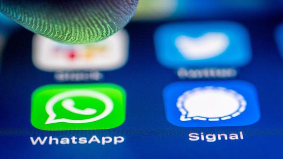 Enkeltrick per WhatsApp: Bank-Mitarbeiterin erspart Seniorin großen finanziellen Schaden
