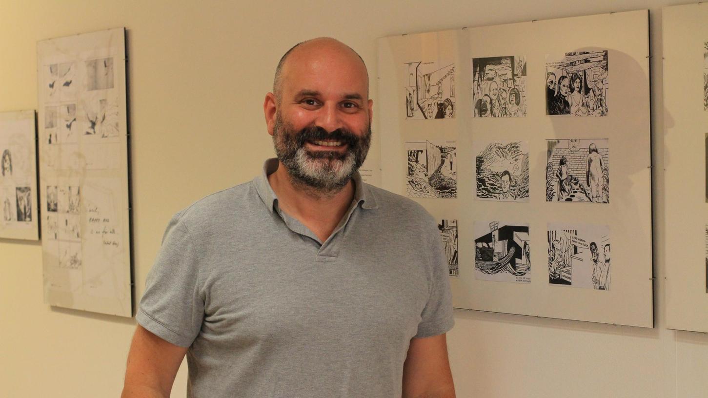 Er hat gut lachen: Der 1972 in der Hugenottenstadt geborene Künstler erhält den Kulturpreis der Stadt Erlangen 2022. Hier steht er in seiner Ausstellung „TONTO: Bohren in Welt“ im Ex-Pfeiffer in der Hauptstraße.
Er hat gut lachen: Der 1972 in der Hugenottenstadt geborene Künstler erhält den Kulturpreis der Stadt Erlangen 2022. Hier steht er in seiner Ausstellung „TONTO: Bohren in Welt“ im Ex-Pfeiffer in der Hauptstraße.