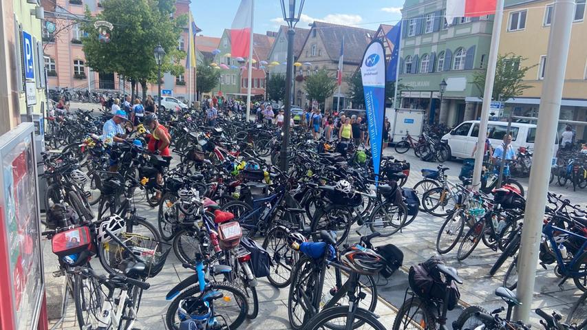 So viele Fahrräder standen in Gunzenhausen wohl selten auf dem Marktplatz.