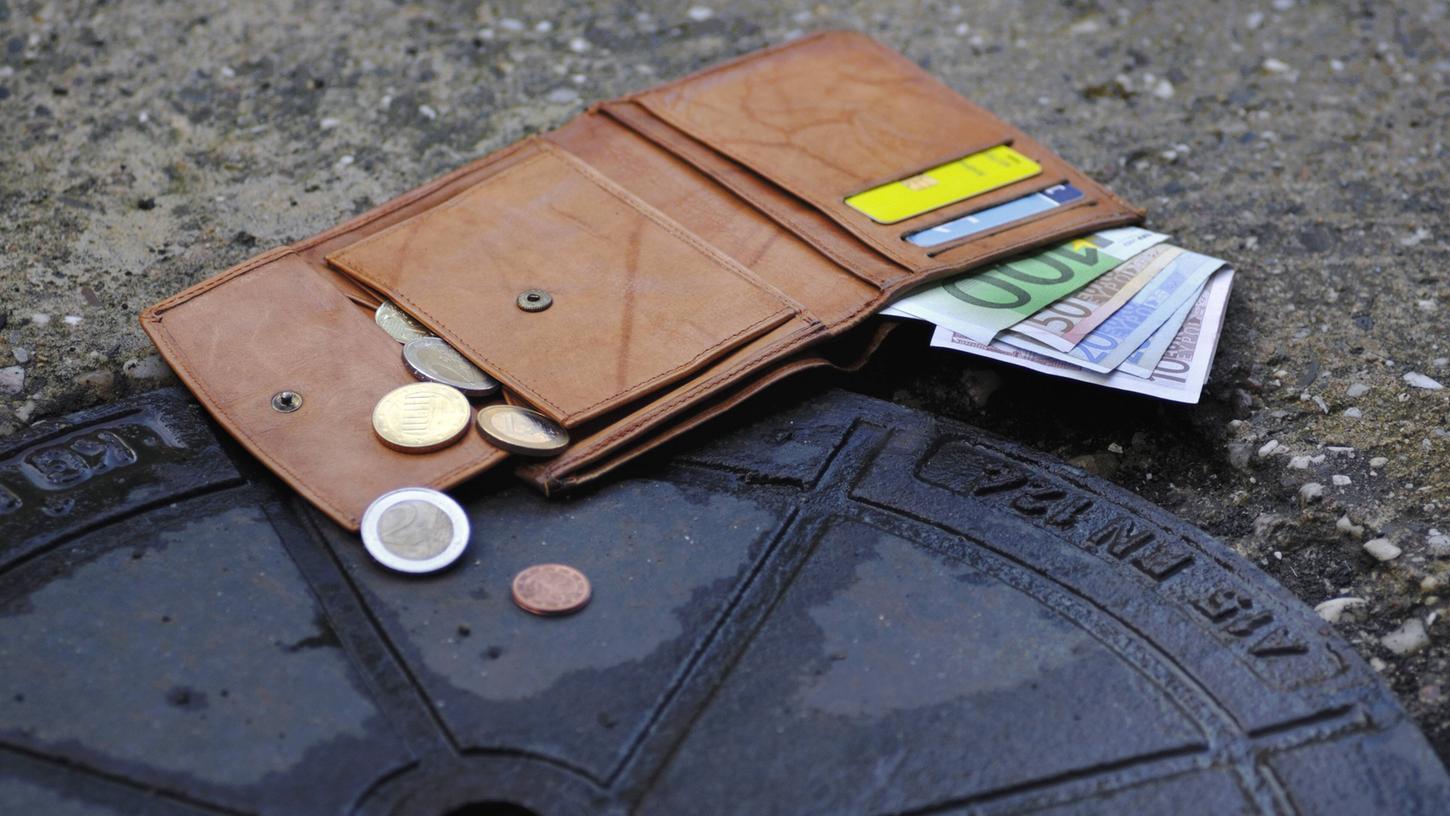 Wer Bargeld verliert, sieht die Scheine oft nie wieder - immer wieder gibt es allerdings auch ehrliche Finder. Wer Bargeld verliert, sieht die Scheine oft nie wieder - immer wieder gibt es allerdings auch ehrliche Finder.