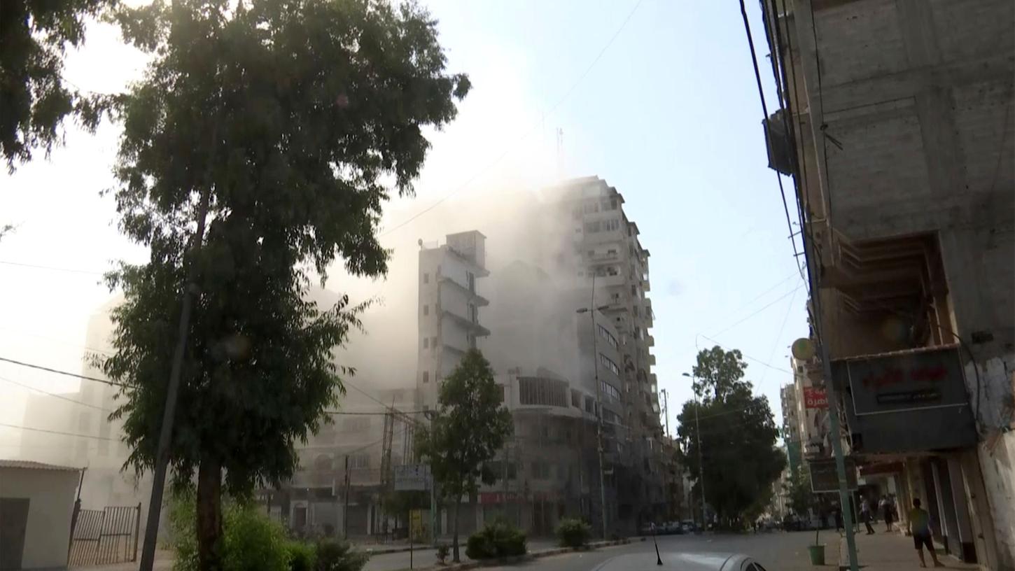 Rauch umgibt ein hohes Gebäude nach einem israelischen Luftangriff. Israelische Streitkräfte haben bei Luftangriffen auf den Gazastreifen den Militärchef der extremistischen Palästinenserorganisation Islamischer Dschihad (PIJ) getötet. Rauch umgibt ein hohes Gebäude nach einem israelischen Luftangriff. Israelische Streitkräfte haben bei Luftangriffen auf den Gazastreifen den Militärchef der extremistischen Palästinenserorganisation Islamischer Dschihad (PIJ) getötet.