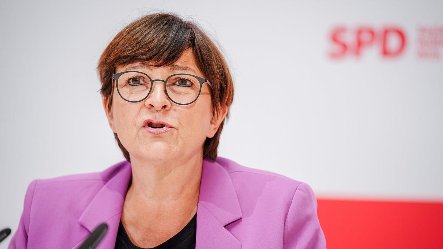 Die SPD-Vorsitzende Saskia Esken erneuerte ihre Forderung nach einer Übergewinnsteuer. Die SPD-Vorsitzende Saskia Esken erneuerte ihre Forderung nach einer Übergewinnsteuer.