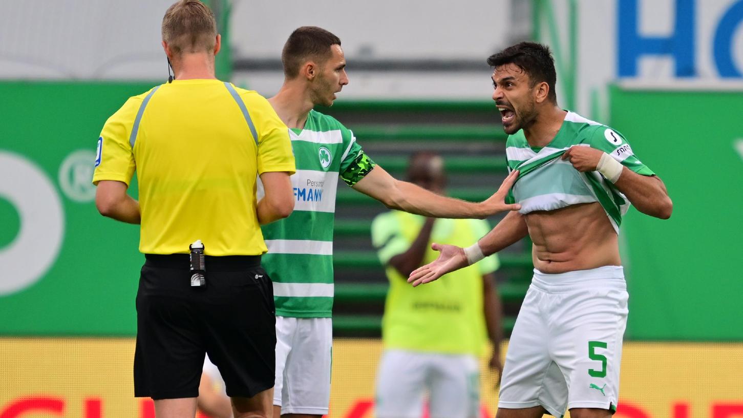 Hand? Schauen Sie doch auf meinen Bauch, Herr Schiedsrichter: Oussama Haddadi konnte die Elfmeter-Entscheidung von Arne Aarnink nicht nachvollziehen.
Hand? Schauen Sie doch auf meinen Bauch, Herr Schiedsrichter: Oussama Haddadi konnte die Elfmeter-Entscheidung von Arne Aarnink nicht nachvollziehen.