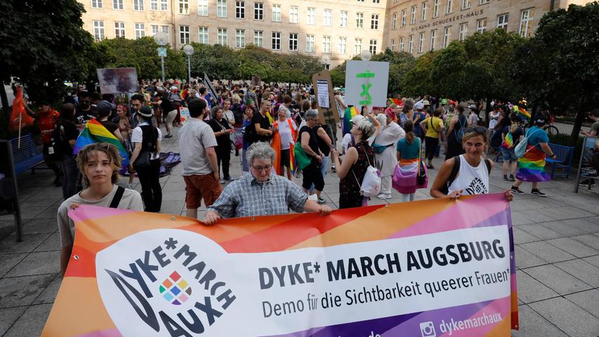 Mit Regenbogenflaggen und Sambagruppe: Bunter Dykemarch zieht durch Nürnberg