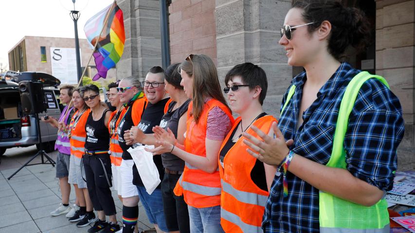 Mit Regenbogenflaggen und Sambagruppe: Bunter Dykemarch zieht durch Nürnberg