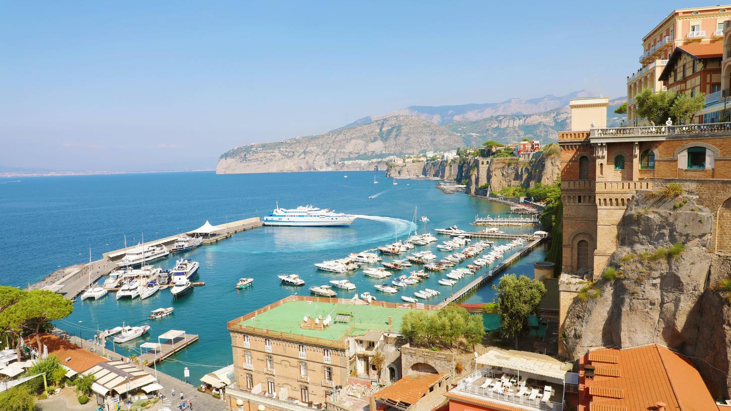 Sorrent an der italienischen Amalfi-Küste ist ein beliebtes Urlaubsziel.
