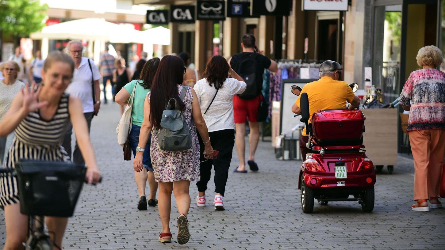 Die Frequenz ist weiter da: Die Innenstadt ist belebt – das ist schon mal ein gutes Zeichen, sagt Karin Hackbarth-Herrmann.
Die Frequenz ist weiter da: Die Innenstadt ist belebt – das ist schon mal ein gutes Zeichen, sagt Karin Hackbarth-Herrmann.