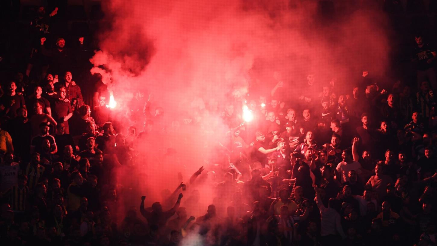 Einige Fenerbahce-Fans sorgten für unschöne Rufe gegen Dynamo Kiew. Einige Fenerbahce-Fans sorgten für unschöne Rufe gegen Dynamo Kiew.
