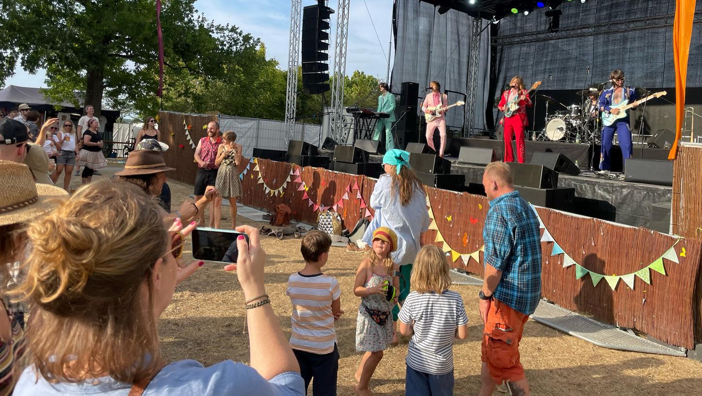 Tanzen satt und sehr gute Stimmung gab es am Eröffnungstag des Weinturm Open Air. Auf der Bühne standen die Australier von Lime Cordiale in bunten Anzügen. 