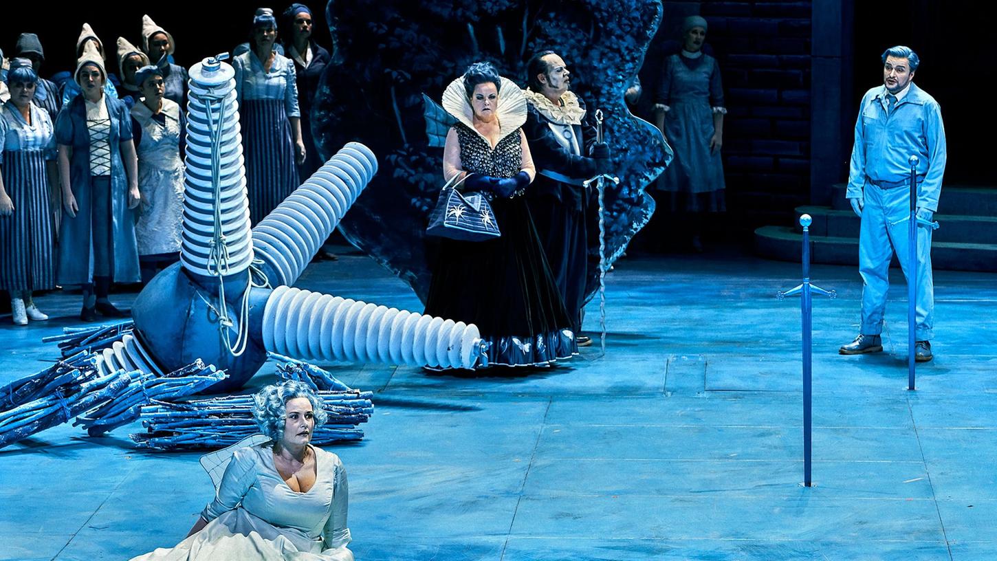 Camilla Nylund (Elsa von Brabant, l-r), Petra Lang (Ortrud), Martin Gantner (Friedrich von Telramund) und Klaus Florian Vogt (Lohengrin) mit dem Chor während einer Fotoprobe. Camilla Nylund (Elsa von Brabant, l-r), Petra Lang (Ortrud), Martin Gantner (Friedrich von Telramund) und Klaus Florian Vogt (Lohengrin) mit dem Chor während einer Fotoprobe.