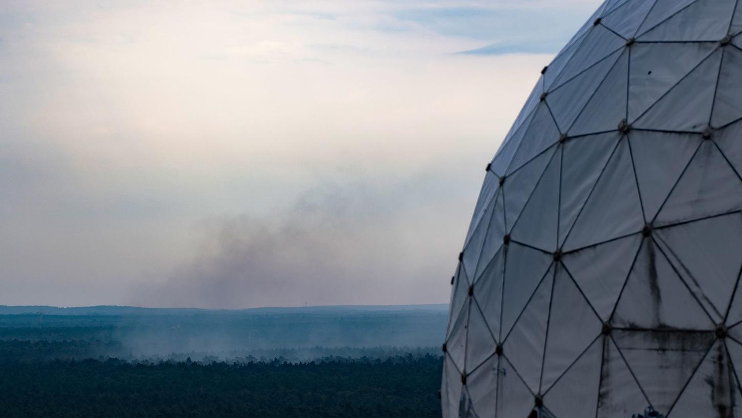 Rauchschwaden sind vom Teufelsberg aus über dem Grunewald zu sehen. Noch immer brennt es auf dem Munitionsplatz im Grunewald.