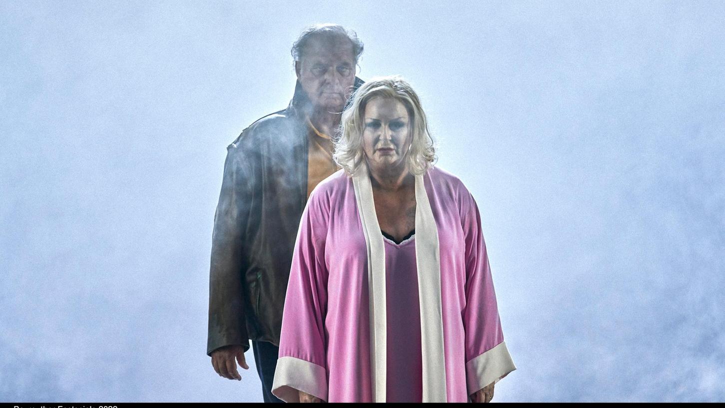 Widersacher: Hagen (Albert Dohmen) und Brünnhilde (Irene Theorin)
Widersacher: Hagen (Albert Dohmen) und Brünnhilde (Irene Theorin)