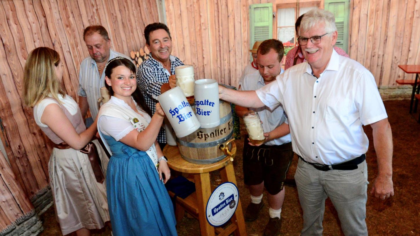 Das erste Fass ist anzapft: Bierkönigin Johanna Merkenschlager (vorn) füllte die Krüge. Die Bürgermeister Udo Weingart und Georg Schiffermüller sind zufrieden.