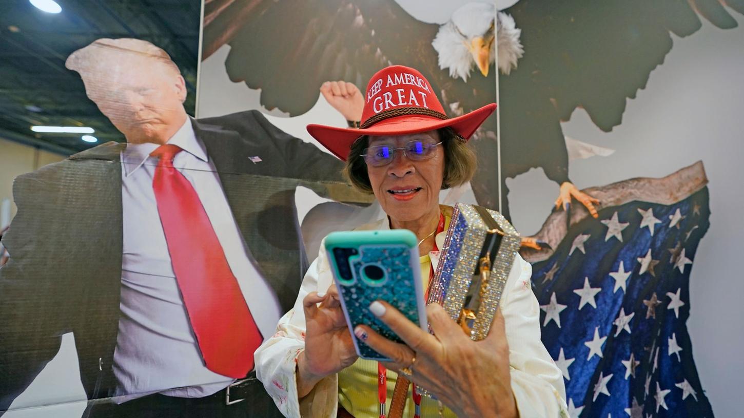 Bei der "Conservative Political Action Conference" (CPAC) im US-Bundesstaat Texas treffen Wahlbetrugsfantasien und Hitler-Vergleiche auf Glitzerschuhe mit Trump-Aufschrift und "Ich liebe Jesus"-Baseballcaps. Bei der "Conservative Political Action Conference" (CPAC) im US-Bundesstaat Texas treffen Wahlbetrugsfantasien und Hitler-Vergleiche auf Glitzerschuhe mit Trump-Aufschrift und "Ich liebe Jesus"-Baseballcaps.