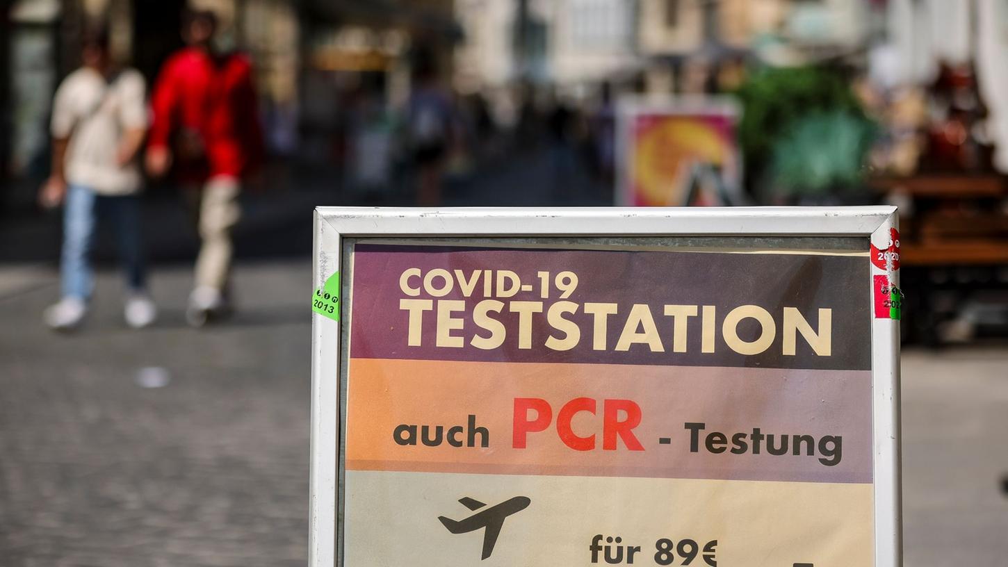Ein Schild weist auf eine Teststation in der Innenstadt von Halle hin.
