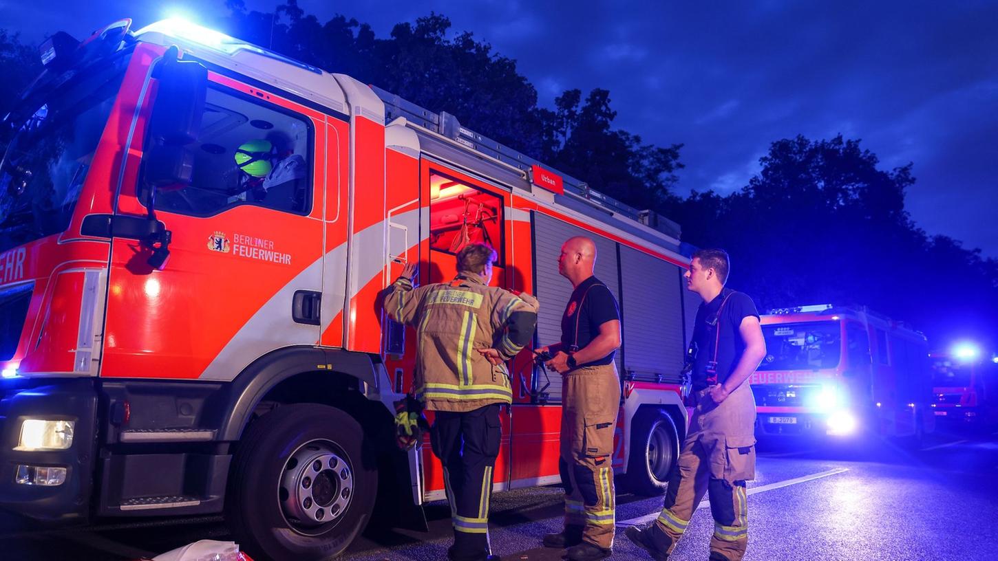 Feuerwahrfahrzeuge stehen mit Blaulicht auf der Abfahrt der Autobahn A115. Feuerwahrfahrzeuge stehen mit Blaulicht auf der Abfahrt der Autobahn A115.