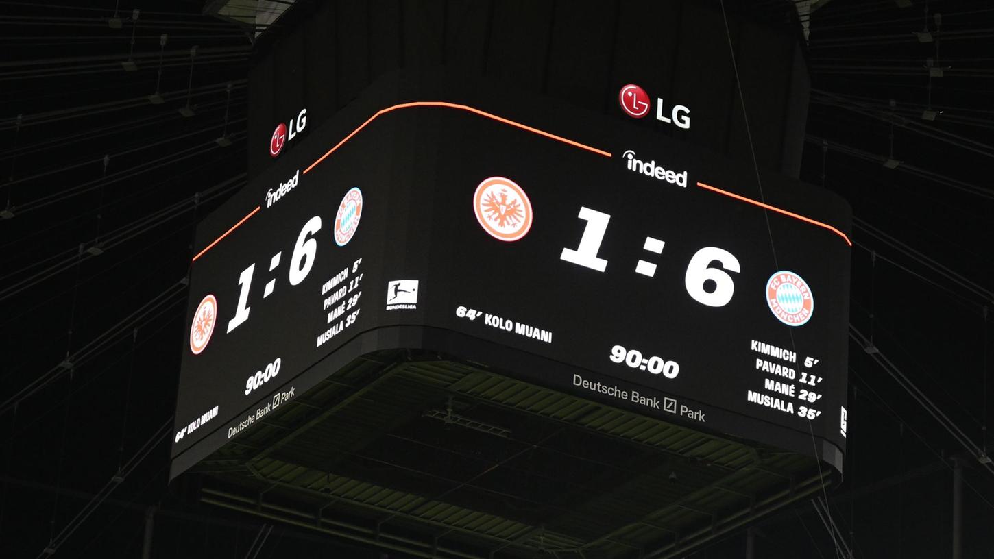 Das Ergebnis von 1:6 gegen Bayern München wird auf dem Videowürfel im Frankfurter Stadion angezeigt. Das Ergebnis von 1:6 gegen Bayern München wird auf dem Videowürfel im Frankfurter Stadion angezeigt.