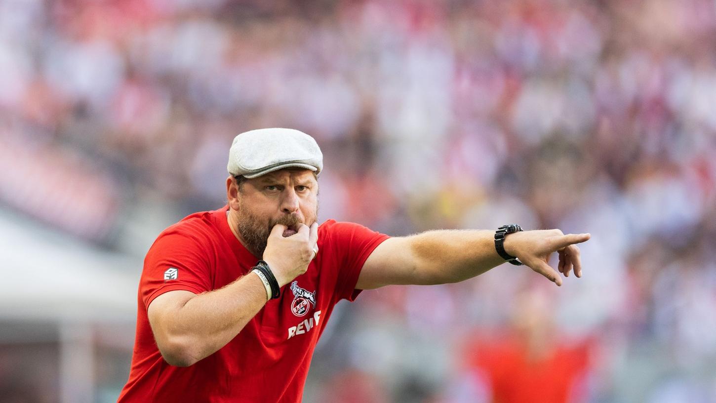 Kölns Trainer Steffen Baumgart dirigiert seine Spieler pfeifend. Kölns Trainer Steffen Baumgart dirigiert seine Spieler pfeifend.