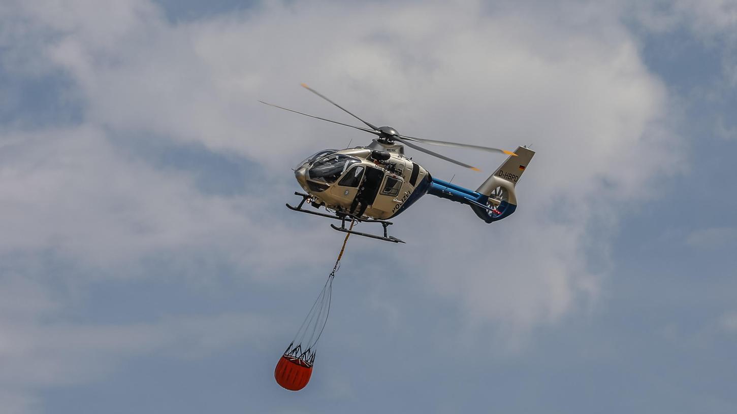 Zur Unterstützung bei Flächenbränden stehen den Feuerwehren unter anderem Löschhubschrauber der Polizei zur Verfügung. Aber auch Landwirte wollen helfen.