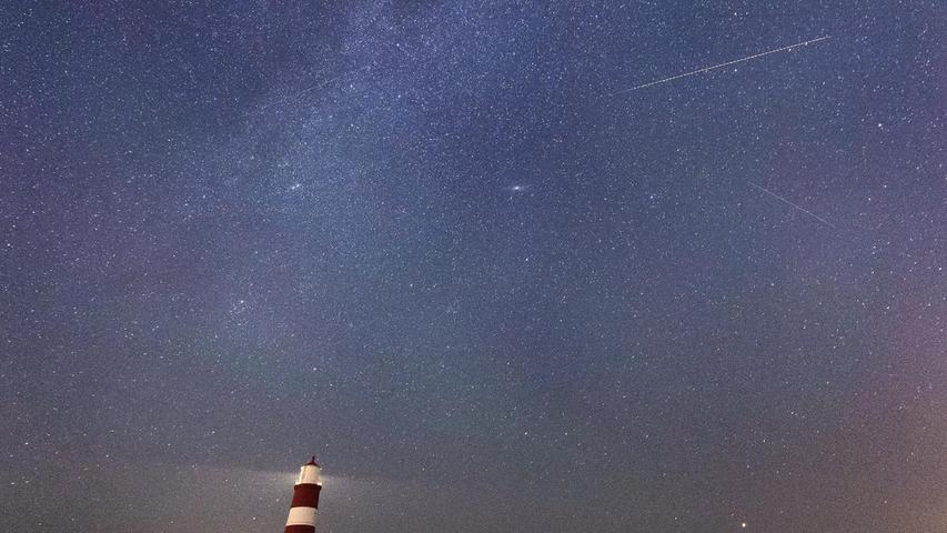 Eine Sternschnuppe ist am Sternenhimmel über dem Leuchtturm von Happisburgh zu sehen. Durch einen Meteoritenstrom, die sogenannten Perseiden, die jährlich in der ersten Augusthälfte wiederkehren, kann man besonders in den Nächten zum 12. und 13. August eine Vielzahl an Sternschnuppen am Nachthimmel sehen. 
