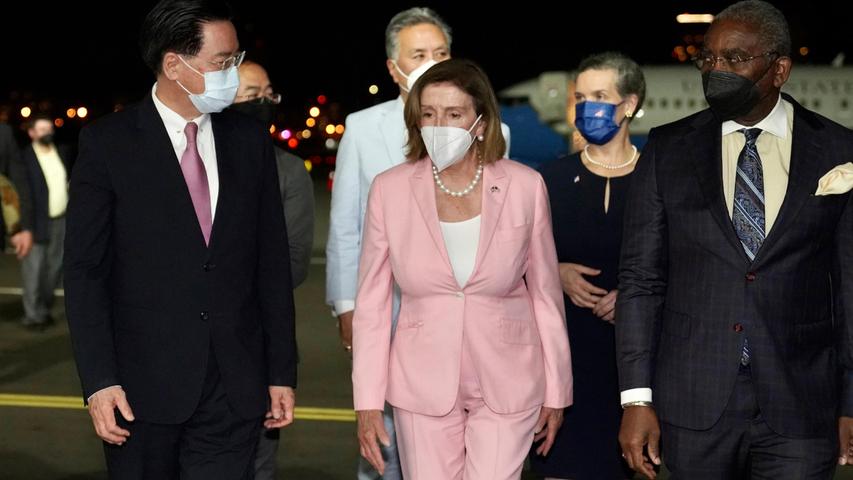 Dieses vom taiwanesischen Außenministerium veröffentlichte Handout zeigt Nancy Pelosi, Sprecherin des US-Repräsentantenhauses, nach ihrer Ankunft am Flughafen von Taipeh. Allen Drohungen aus China zum Trotz ist die US-Spitzenpolitikerin Pelosi zu einem Besuch in Taiwan eingetroffen.
