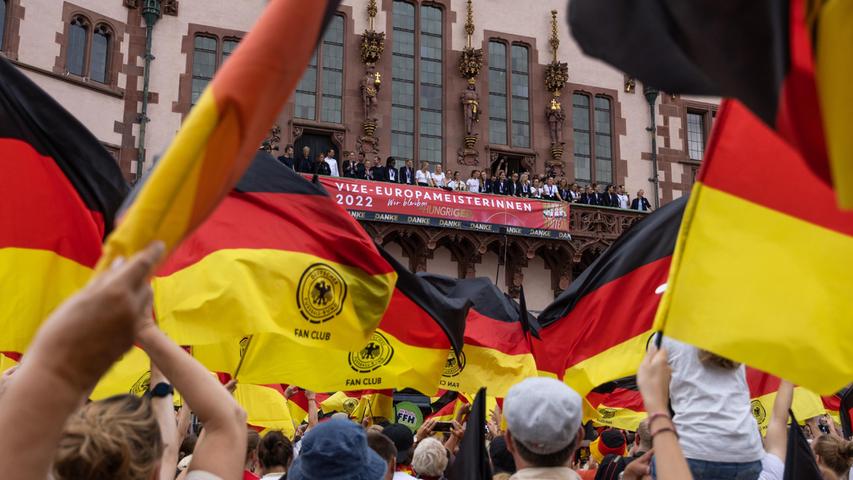 Gefeiert wie Siegerinnen: Die Mannschaft der deutschen Fußball-Frauen wird auf dem Balkon des Frankfurter Römers von den Fans gefeiert. Das deutsche Team wurde nach dem verlorenen EM-Finale gegen England in Deutschland empfangen.
