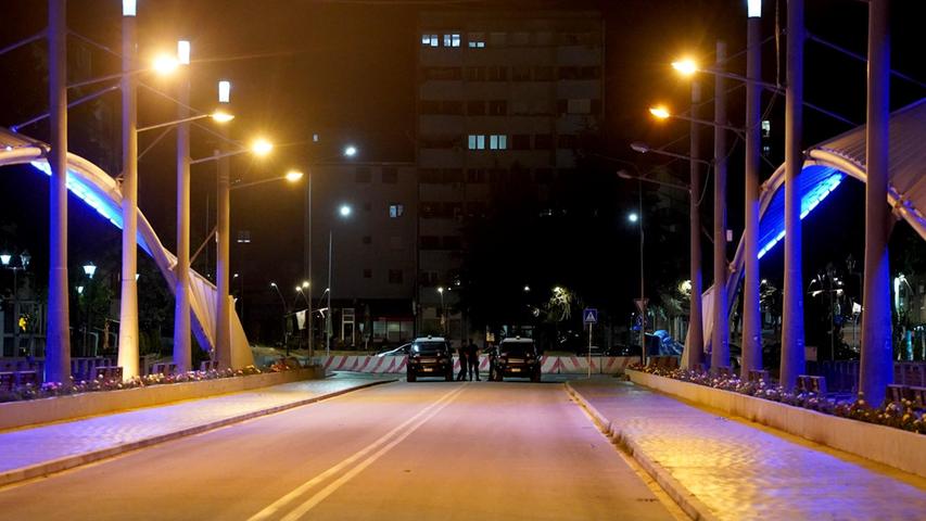 Kosovo, Mitrovica: Polizisten sichern mit ihren Fahrzeugen eine Brücke während in der Stadt Sirenenalarm zu hören ist. Im überwiegend serbisch bevölkerten Norden des Kosovos haben militante Serben am Sonntag Barrikaden errichtet. Unbekannte hätten außerdem Schüsse in Richtung kosovarischer Polizisten abgegeben, verletzt worden sei dabei niemand, teilte die Polizei in Pristina am späten Sonntagabend mit.
