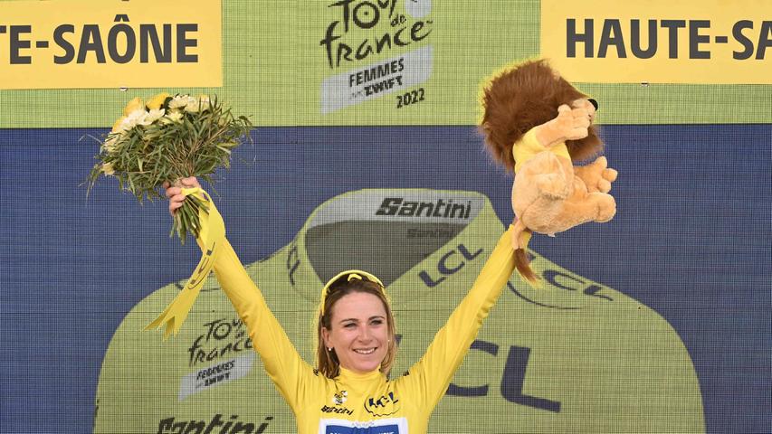 Tour de France der Frauen, 8. Etappe: Annemiek van Vleuten aus den Niederlanden vom Team Movistar jubelt im Gelben Trikot der Gesamtführenden nach ihrem Etappensieg auf dem Podium. 
