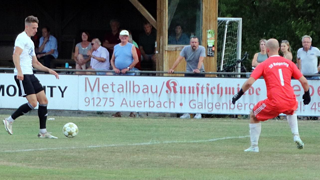 Die große Chance zum Auerbacher Sieg: Fünf Minuten vor Schluss scheitert Marcel Meyer am Keeper des SV Raigering.
Die große Chance zum Auerbacher Sieg: Fünf Minuten vor Schluss scheitert Marcel Meyer am Keeper des SV Raigering.