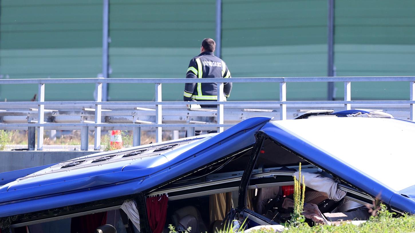 Das Wrack des Busses aus Poolen an der Unfallstelle in Kroatien. Das Wrack des Busses aus Poolen an der Unfallstelle in Kroatien.