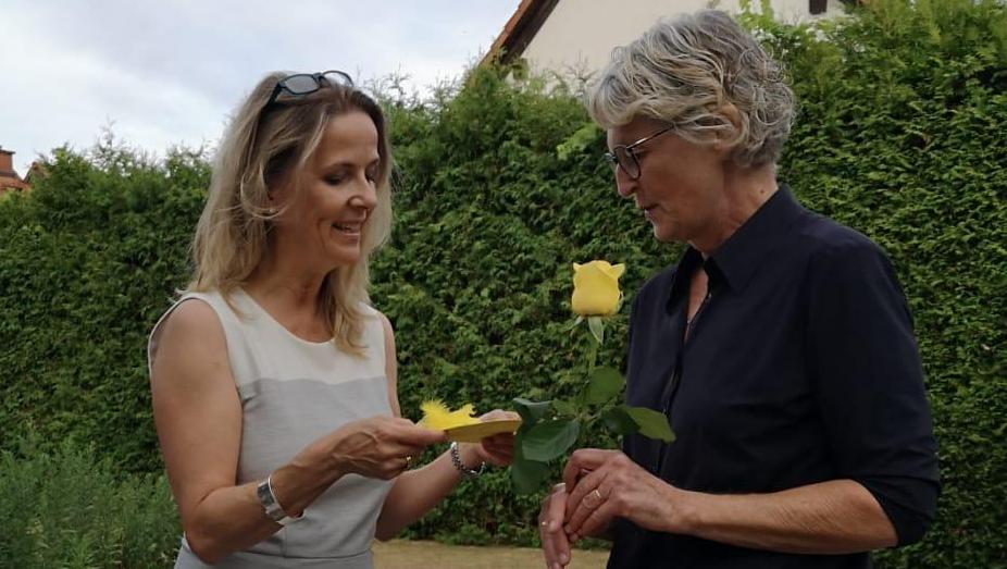 Karin Hesse (links im  Bild) löst Susanne Schiele (rechts) als Präsidentin beim Zonta Club Herzogenaurach ab.
