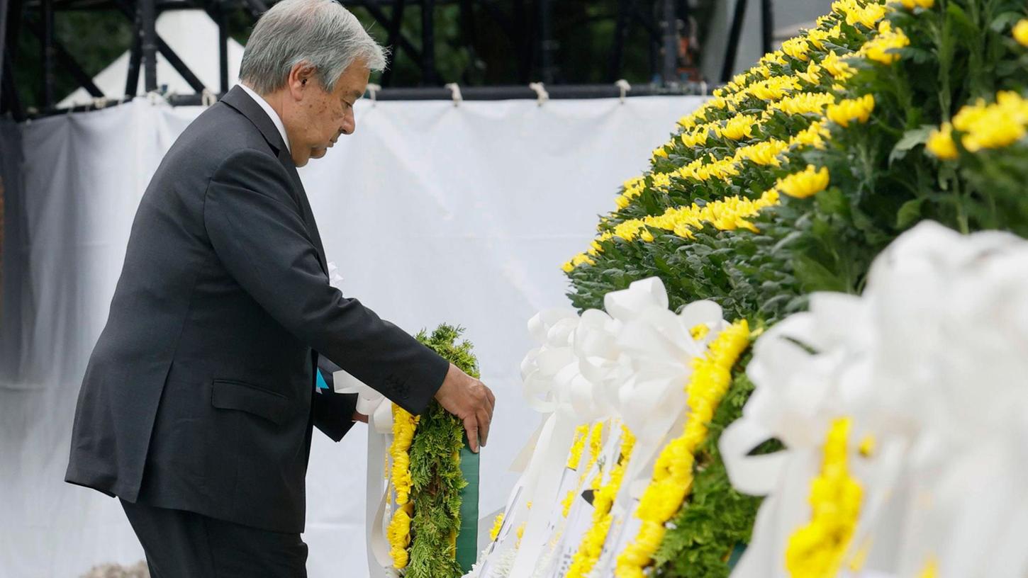 UN-Chef Antonio Guterres legt während der Zeremonie zum 77. Jahrestag des US-Atombombenangriffs auf Hiroshima einen Kranz nieder. UN-Chef Antonio Guterres legt während der Zeremonie zum 77. Jahrestag des US-Atombombenangriffs auf Hiroshima einen Kranz nieder.