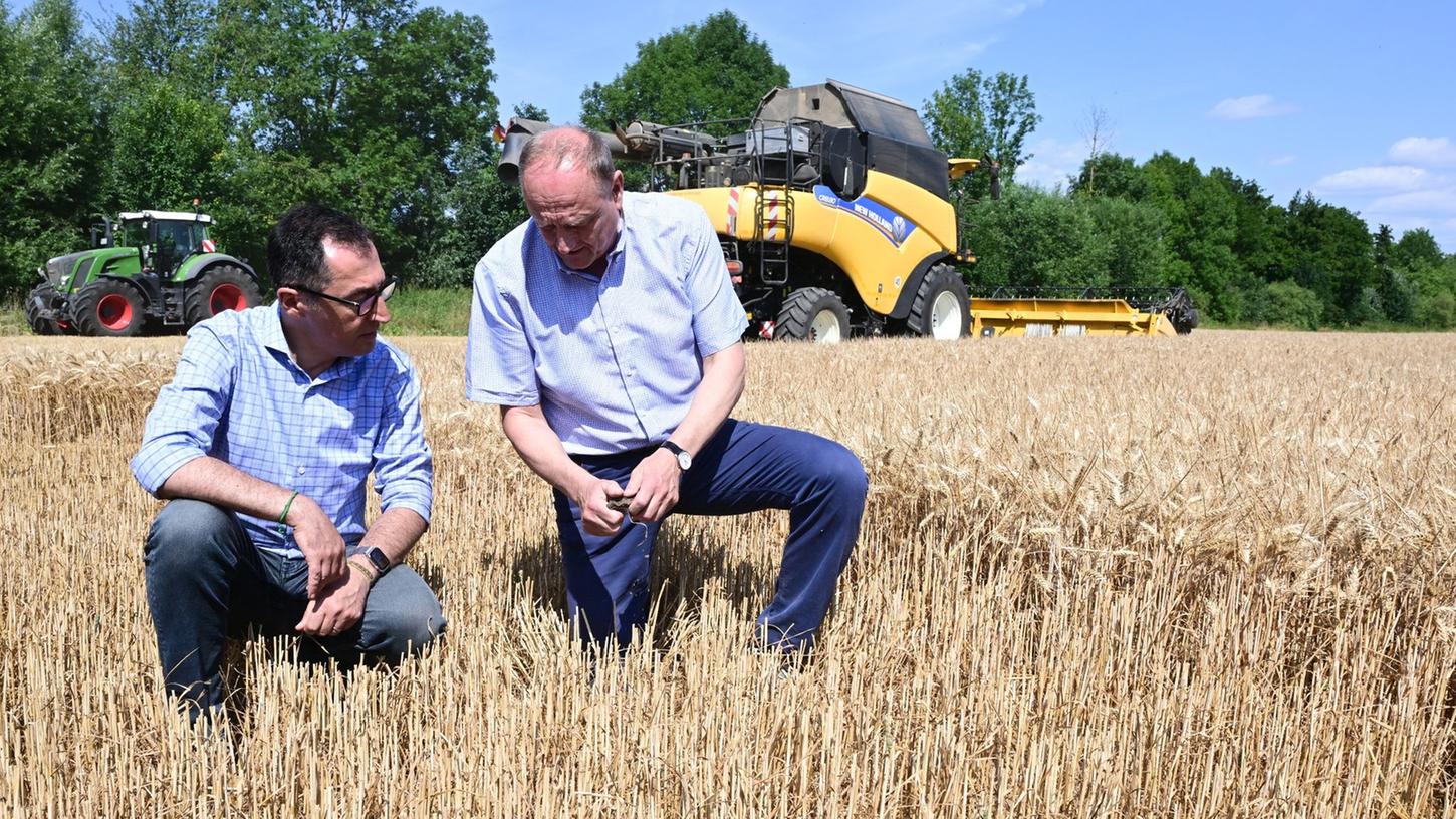 Gespräch auf einem Getreidefeld: Bundesagrarminister Cem Özdemir (l.) mit Bauernpräsident Joachim Rukwied. Gespräch auf einem Getreidefeld: Bundesagrarminister Cem Özdemir (l.) mit Bauernpräsident Joachim Rukwied.