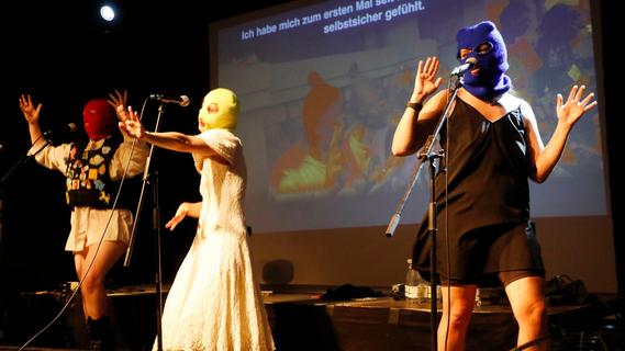 Mit Sturmmaske gegen Putin: Pussy Riot performen im Nürnberger Hirsch