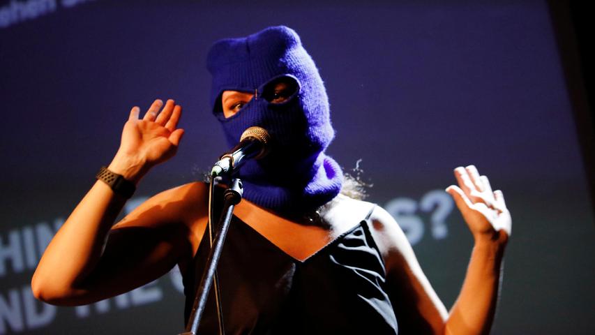 Mit Sturmmaske gegen Putin: Pussy Riot performen im Nürnberger Hirsch