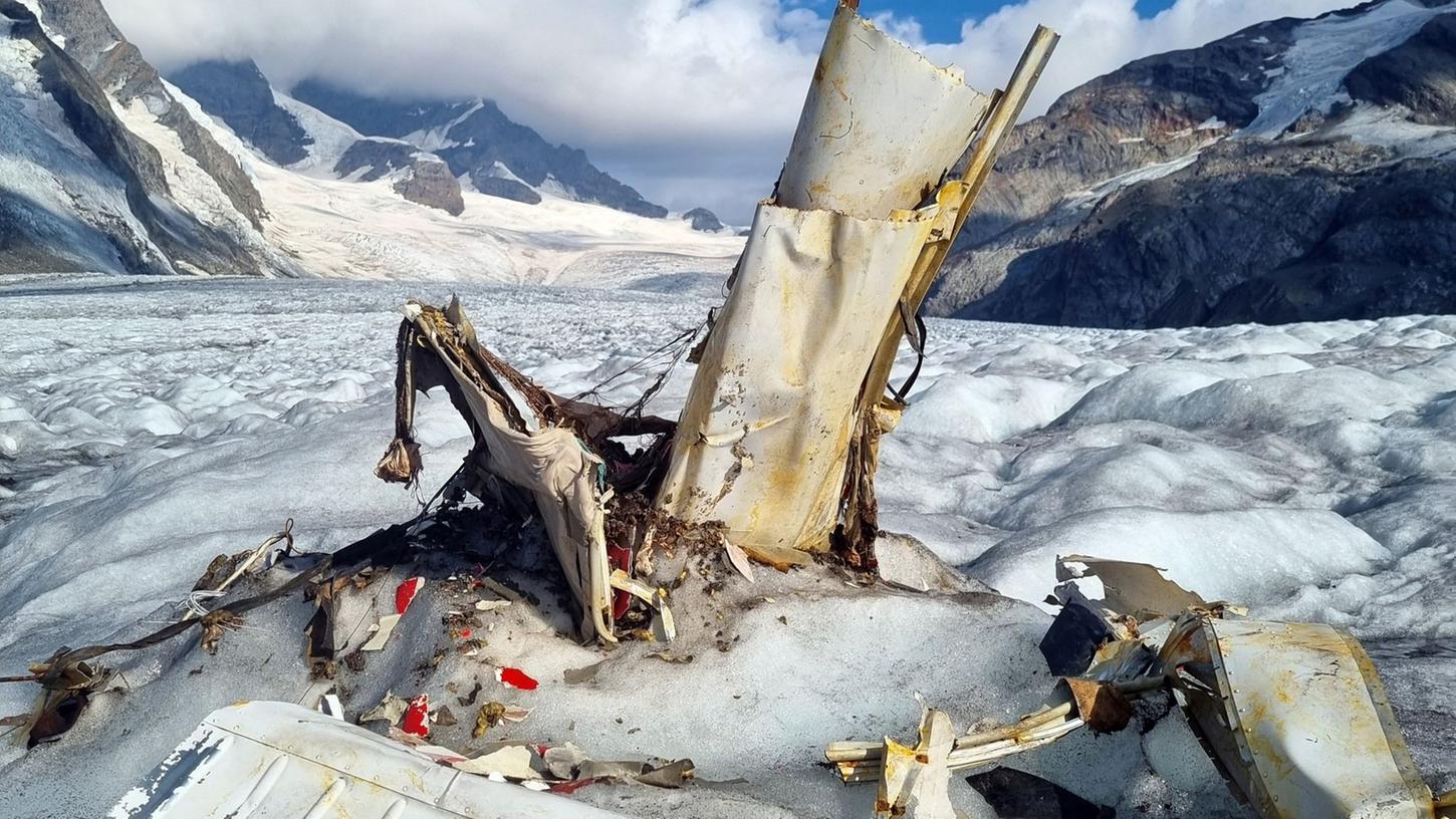 Die Trümmer eines 1968 abgestürzten Kleinflugzeugs liegen auf dem schmelzenden Aletschgletscher in den Walliser Alpen. Die Trümmer eines 1968 abgestürzten Kleinflugzeugs liegen auf dem schmelzenden Aletschgletscher in den Walliser Alpen.