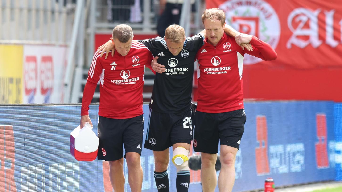 Kümmert sich in Zukunft noch intensiver um die Nationalmannschaft: Club-Arzt Werner Krutsch (rechts).