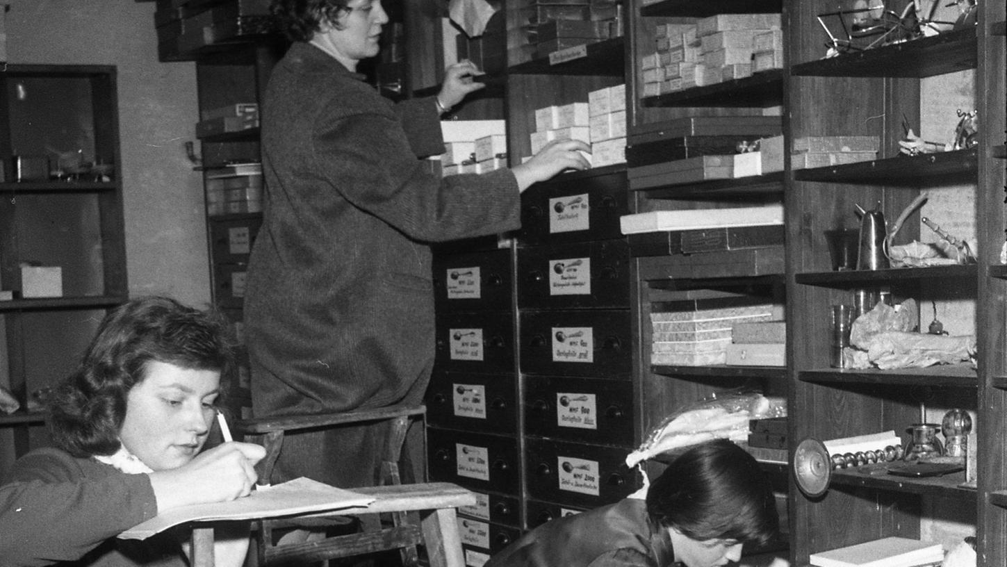 Verzählen gilt nicht: Gleich drei Angestellte sind damit beschäftigt, akribisch aufzulisten und zu notieren, was sie in den deckenhohen Regalen und in den Schubladen vorfinden. Der Warenmix lässt kleinere Einrichtungsgegenstände erkennen, doch so ganz klar wird nicht, was in diesem Geschäft einst verkauft wurde.
Verzählen gilt nicht: Gleich drei Angestellte sind damit beschäftigt, akribisch aufzulisten und zu notieren, was sie in den deckenhohen Regalen und in den Schubladen vorfinden. Der Warenmix lässt kleinere Einrichtungsgegenstände erkennen, doch so ganz klar wird nicht, was in diesem Geschäft einst verkauft wurde.