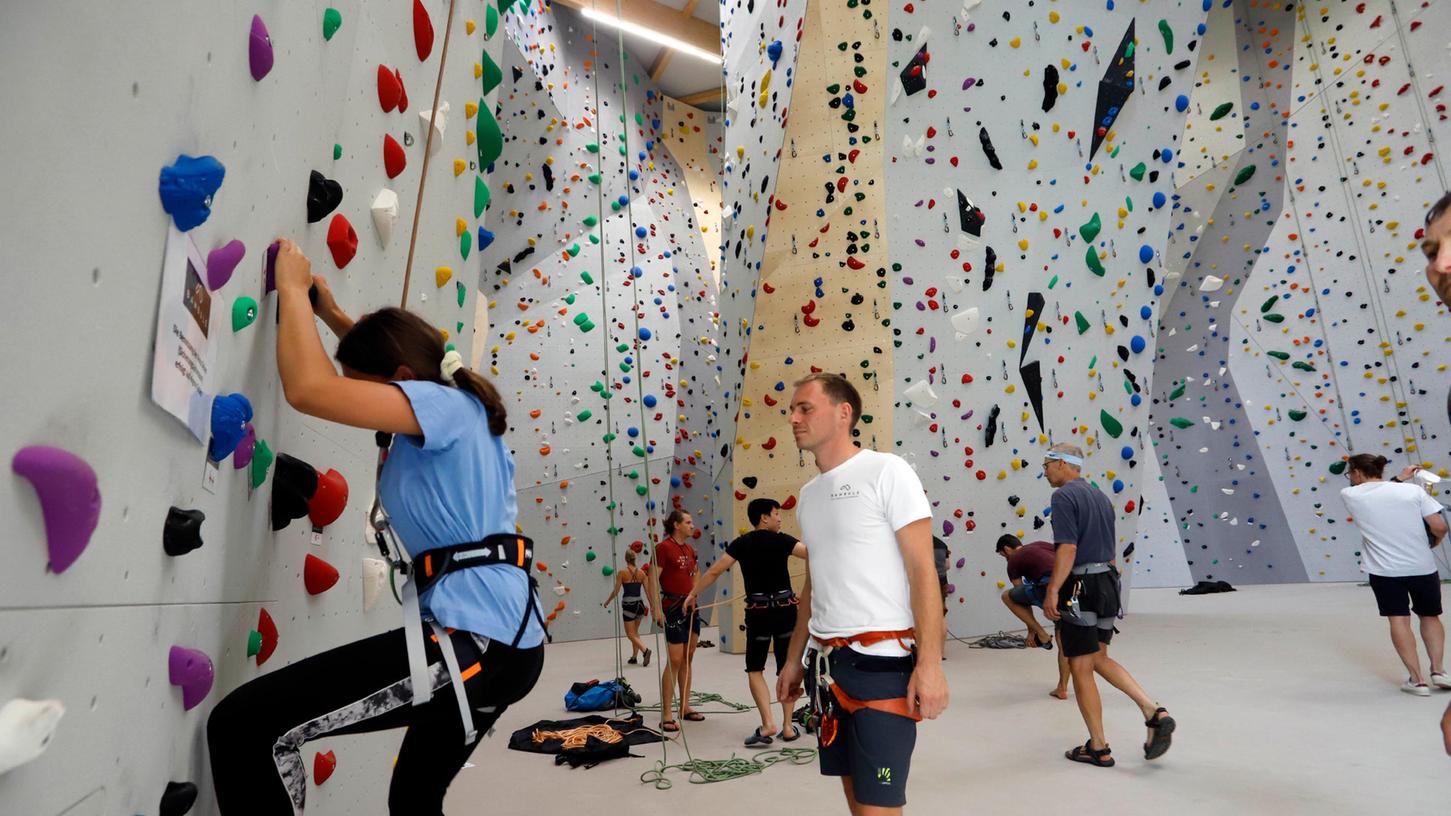 300 Seilkletter-Routen und 100 Boulder: In der neuen Bambule-Kletterhalle in Nürnberg-Sandreuth ist für Abwechslung gesorgt.
