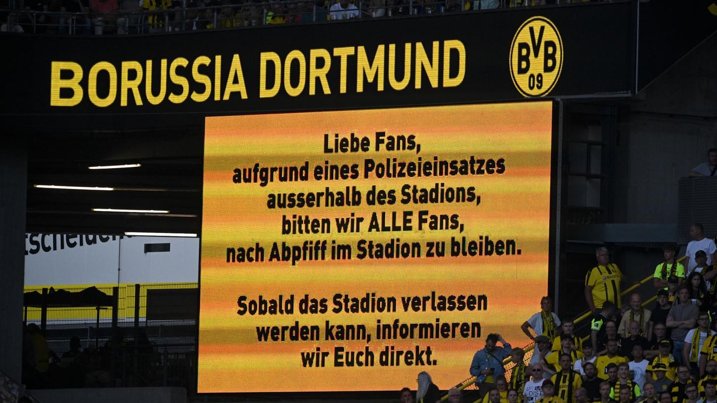 Die Zuschauer wurden wegen des Polizeieinsatzes gebeten nach Abpfiff zunächst im Stadion zu verweilen. Die Zuschauer wurden wegen des Polizeieinsatzes gebeten nach Abpfiff zunächst im Stadion zu verweilen.