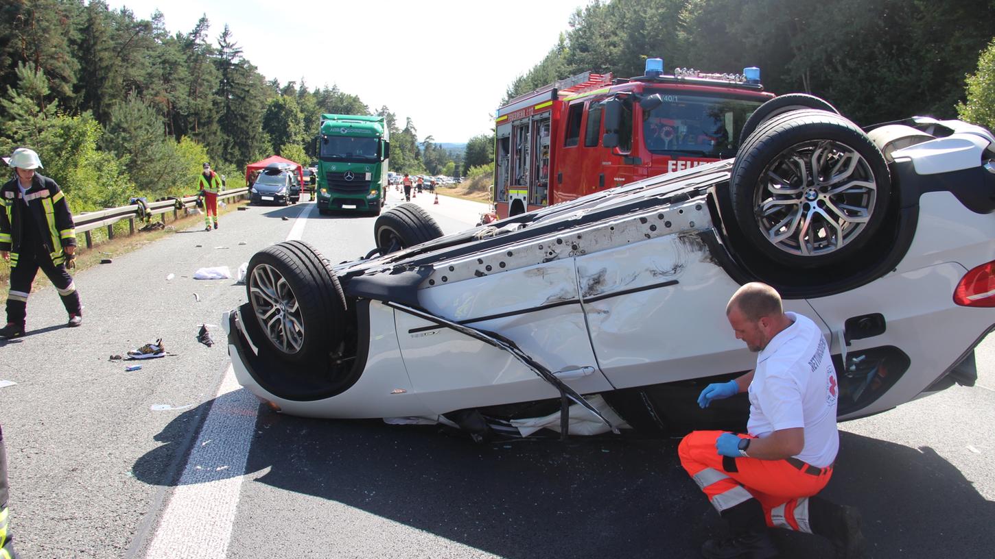 BMW überschlägt sich auf der A9 bei Schnaittach