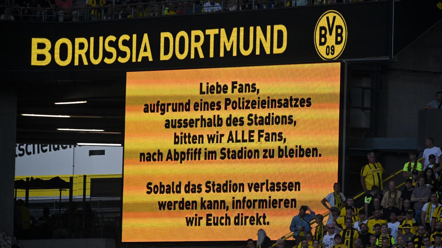 Die Zuschauer wurden wegen eines Polizeieinsatzes gebeten, nach Abpfiff zunächst im Stadion zu bleiben.
Die Zuschauer wurden wegen eines Polizeieinsatzes gebeten, nach Abpfiff zunächst im Stadion zu bleiben.