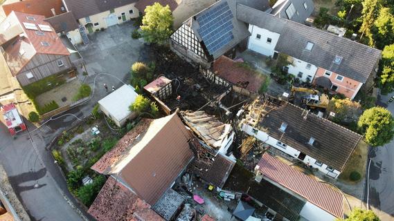 Verwüstung in Mittelfranken: Scheunen nach Großbrand komplett zerstört