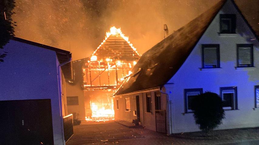Großeinsatz mitten in der Nacht: Flammen schießen aus Wohnhaus - Immenser Schaden