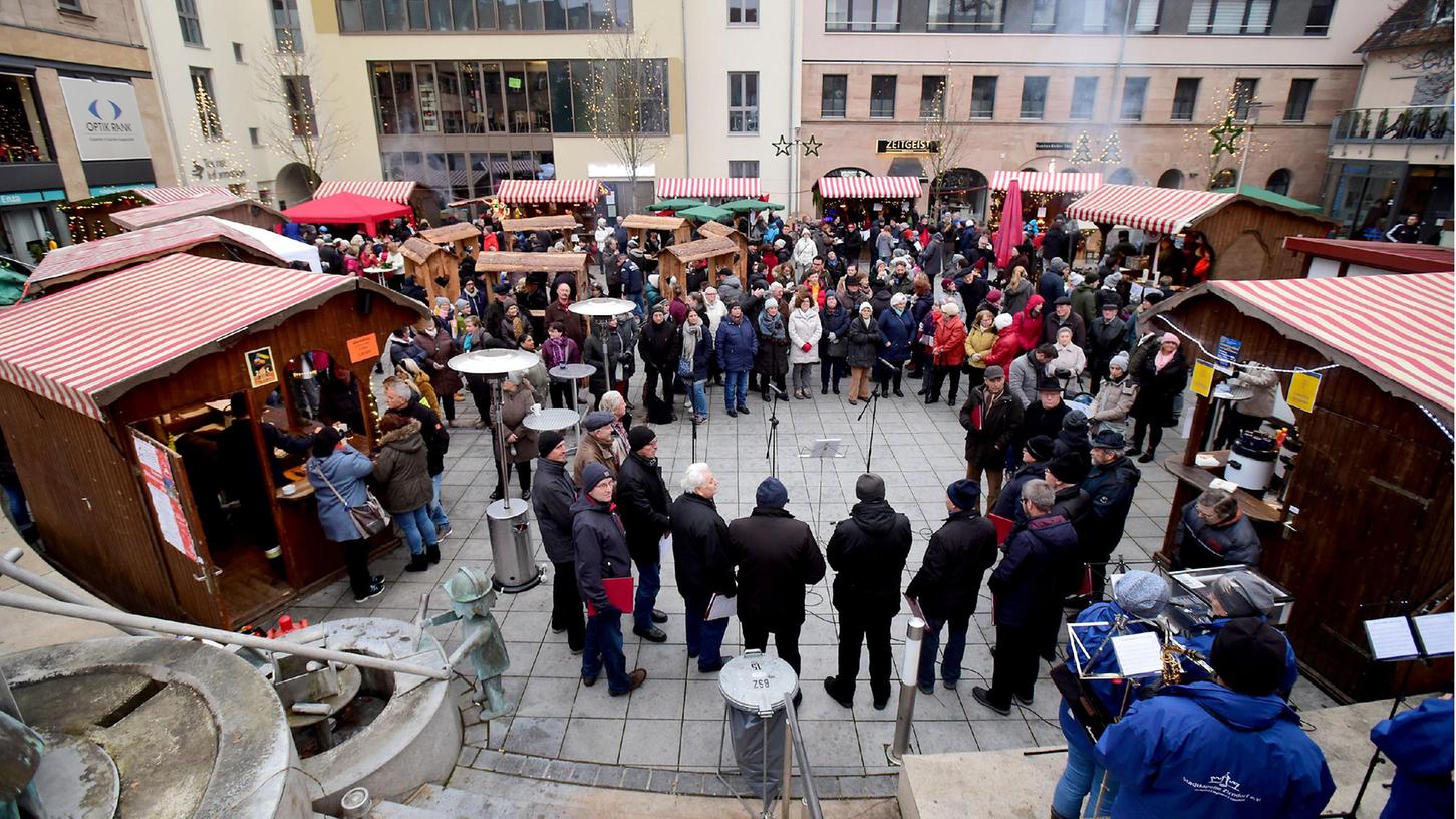 Mehr Platz für Buden, Besuchende und das Programm bietet im Vergleich zum Marktplatz der Zimmermannspark – die Vereine wollen deshalb übersiedeln.
Mehr Platz für Buden, Besuchende und das Programm bietet im Vergleich zum Marktplatz der Zimmermannspark – die Vereine wollen deshalb übersiedeln.