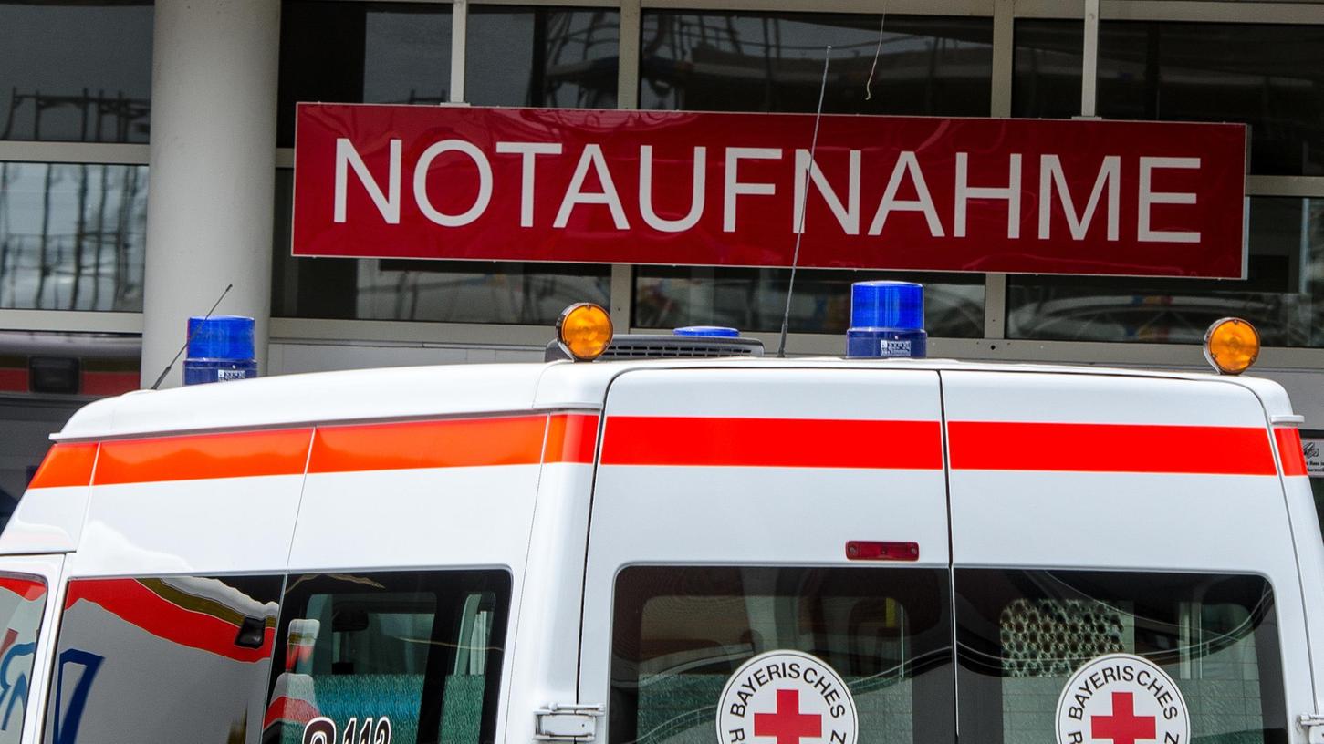 Der Mann wurde unmittelbar nach dem Sturz in ein Krankenhaus gebracht.
Der Mann wurde unmittelbar nach dem Sturz in ein Krankenhaus gebracht.