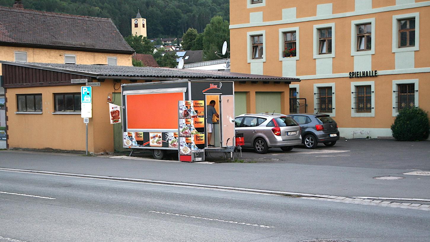 In Ebermannstadt steht seit über zweieinhalb Jahren ein Dönerwagen vor der denkmalgeschützten Alten Wache, die Stadt ist nicht begeistert. Jetzt möchte der Besitzer der Alten Wache das Haus sanieren. 
