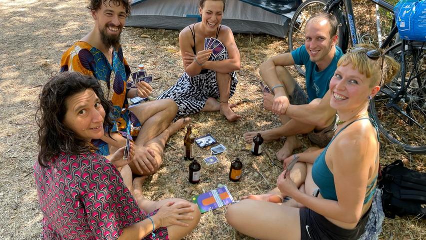 Eine Runde Hanabi, ein Kartenspiel, zockte dieses Quintett um Leon Anders, ehe sie wieder vor der Bühne abgingen. Leon Anders, der auf La Palma wohnt, hat das Weinturm-Festival als Fixpunkt bei seiner Europa-Tour mit dem Campingbus eingebaut.