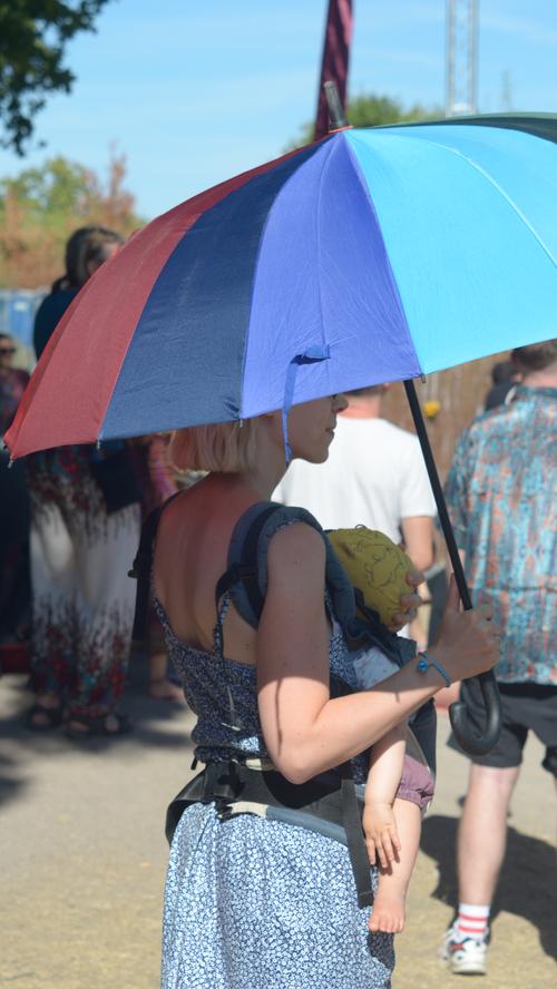 Um sich und den Liebsten ein bisschen Schatten bei den hochsommerlichen Temperaturen am Nachmittag zu gönnen, kamen auch Regenbogen-Schirme zum Einsatz.