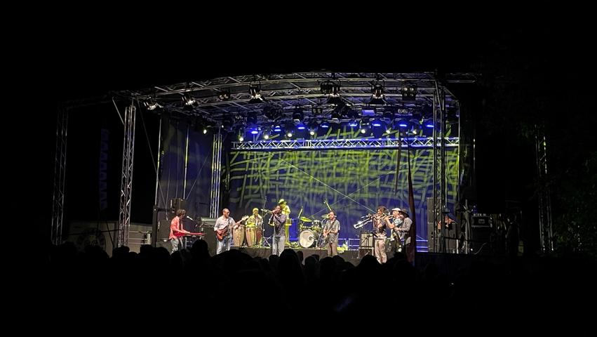 Für den Abschluss am Samstag sorgten La Combo Batanga aus Madrid mit einer Soul-Salsa-Rock-Rumba-Latin Jazz-Blues-Flamenco-Mischung.